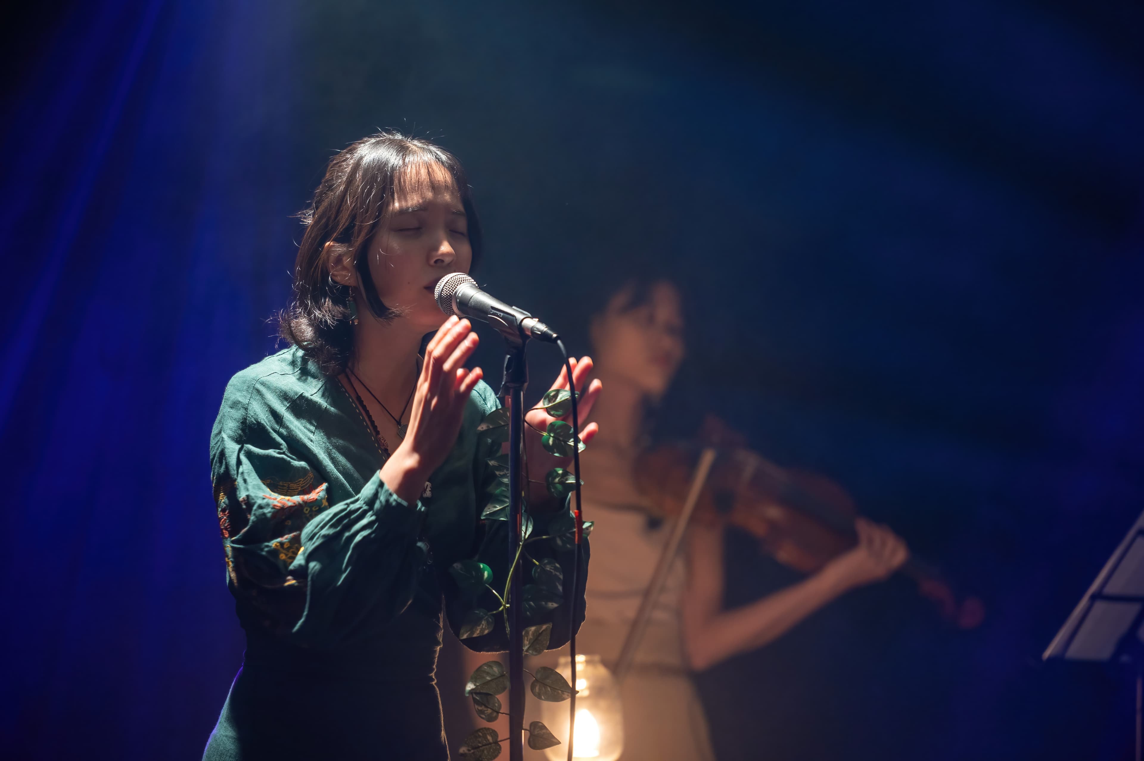 yomogi singing at her first solo concert